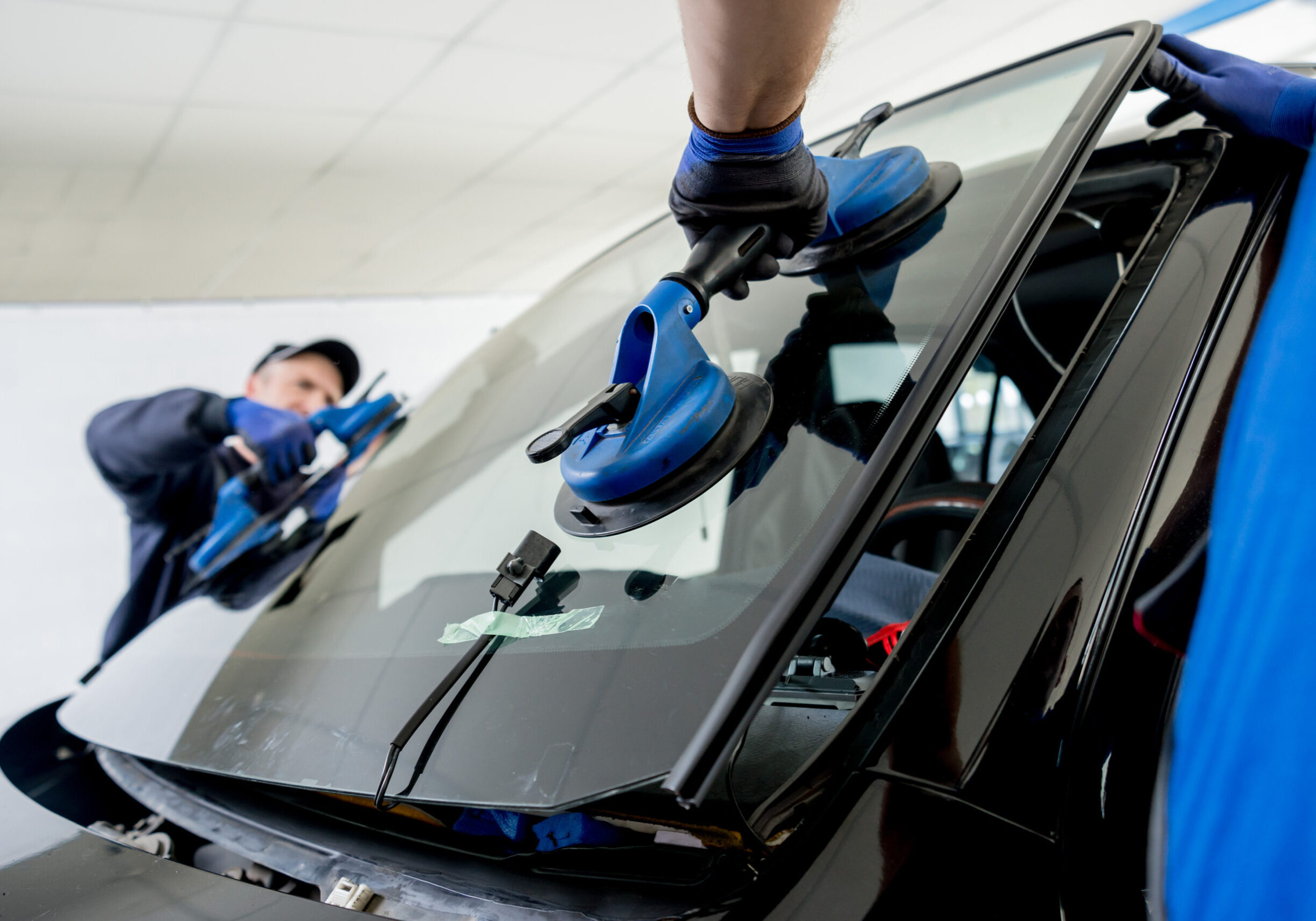 Automobile,Special,Workers,Replacing,Windscreen,Or,Windshield,Of,A,Car Automobile,Special,Workers,Replacing,Windscreen,Or,Windshield,Of,A,Car